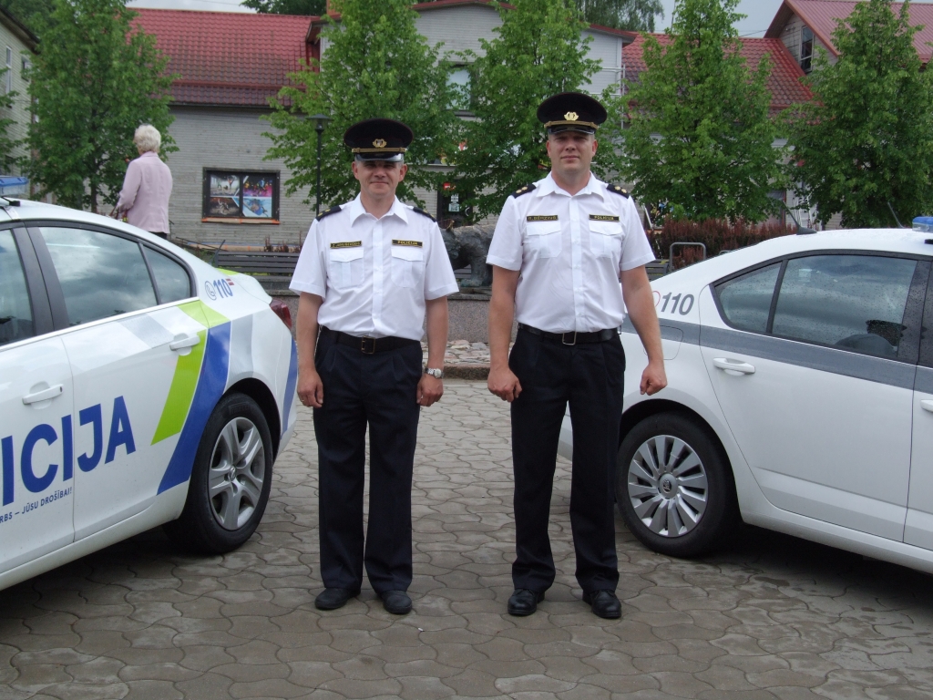 Jēkabpiliešiem izrāda policijas auto ar jauno trafarējumu (FOTO)