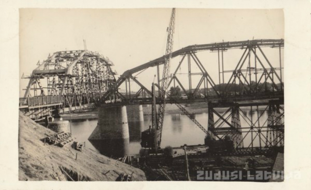 Jēkabpils pilsētas bibliotēkā atklāj izstādi veltītu vēsturiskajam tiltam pār Daugavu (FOTO)