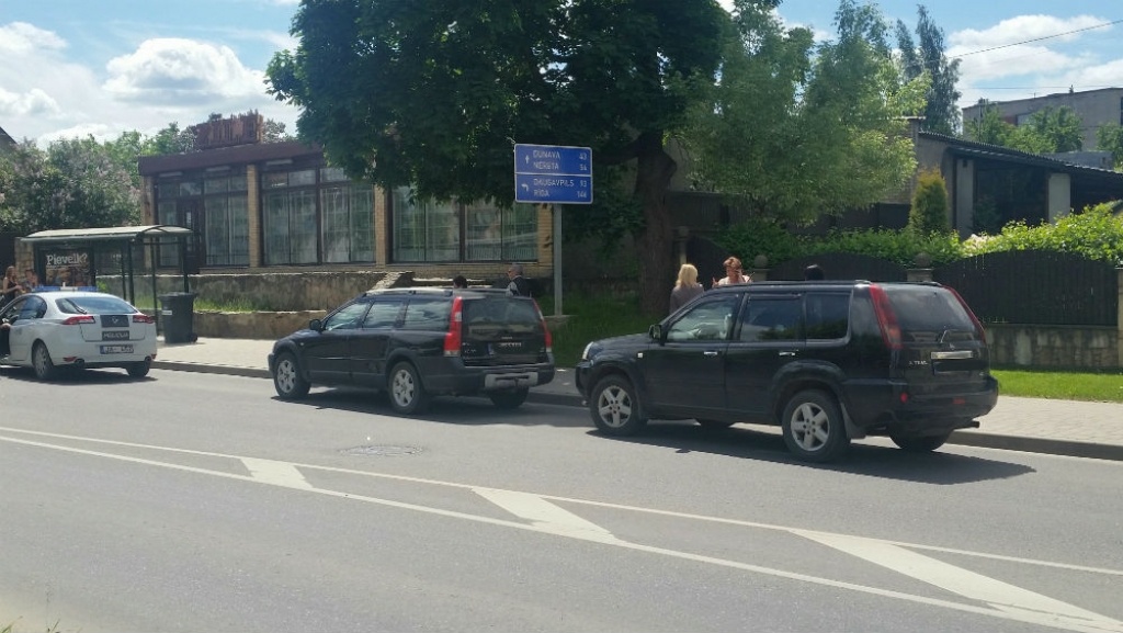 Divas autovadītājas nesadala ceļu Jēkabpilī (FOTO)