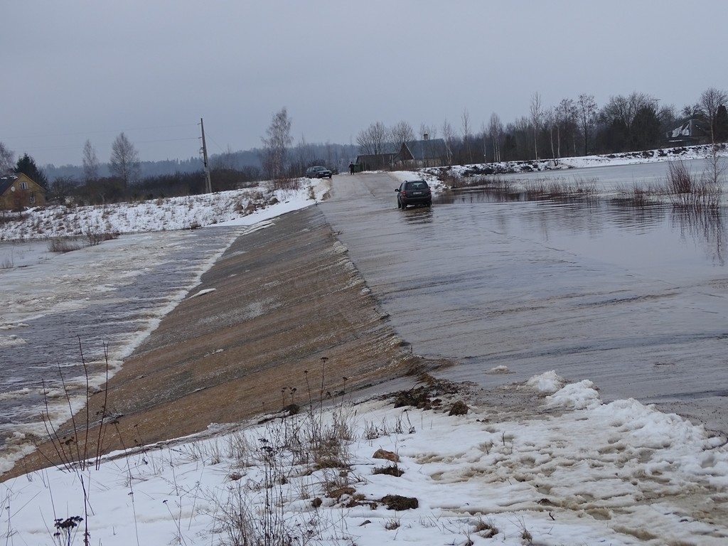 Daugavā pie Jēkabpils paaugstinās ūdens līmenis, palu ūdeņi iet pāri Sakas salas pārgāznei (FOTO)