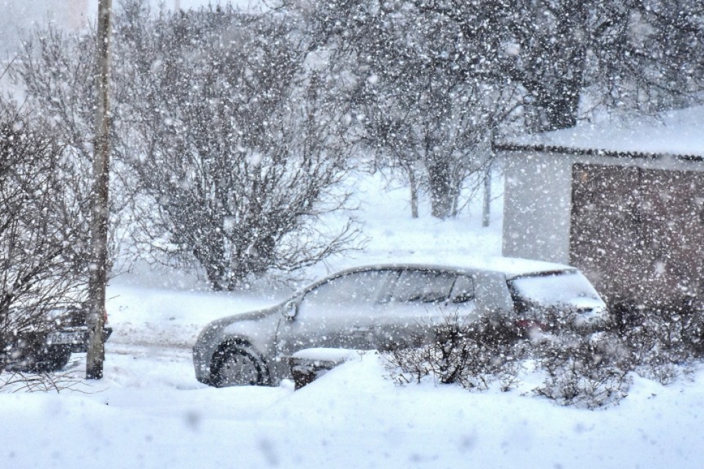 Brīdina par stipru snigšanu naktī uz ceturtdienu Austrumlatvijā