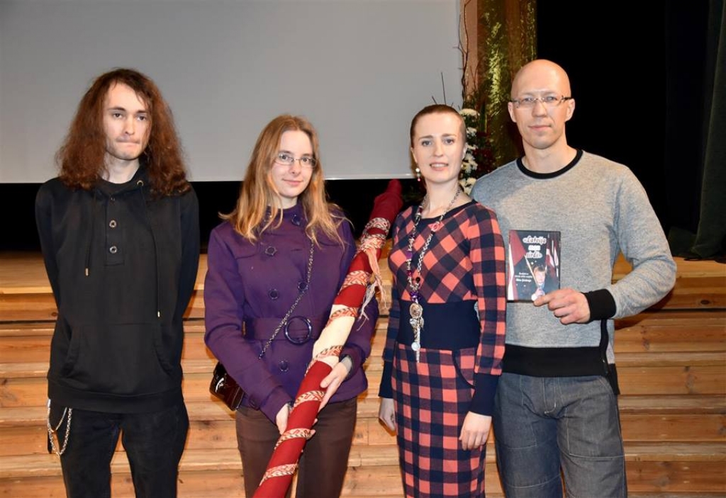 Jēkabpilieši pie ugunskura piemin Māru Grīnbergu un piedzīvo atkal satikšanās mirkļus filmas “Latvija man sirdī” pirmizrādē (VIDEO)