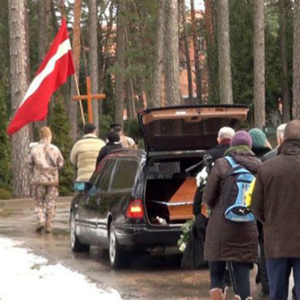 Žurnālistes Māras Grīnbergas izvadīšana (VIDEO)