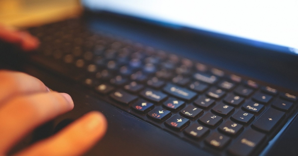 Jēkabpils tiesai nodod lietu par mēģinājumu, izmantojot internetu, nepilngadīgu personu iesaistīt seksuālās darbībās