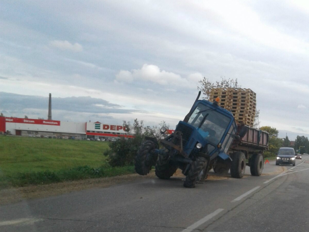 Jēkabpilī, Neretas ielā avarējis traktors