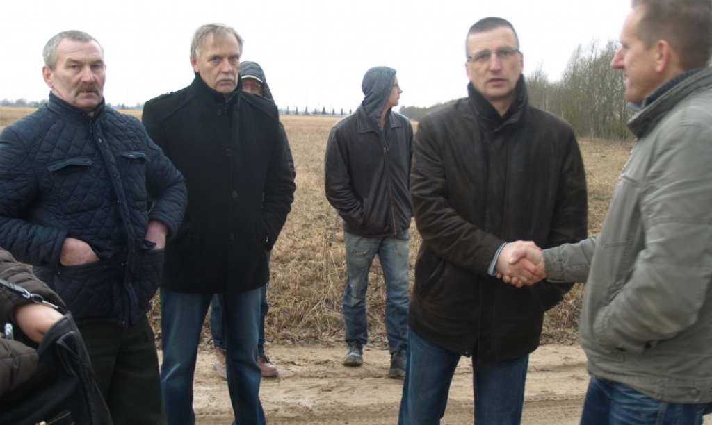 Krustpils novada vadība sola iedzīvotājiem izremontēt ceļu (FOTO)