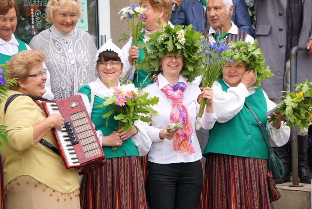 Kopā ar līgotājiem Jēkabpils ielās devusies jaunievēlētā mēra vietniece Līga Kļaviņa (FOTO)