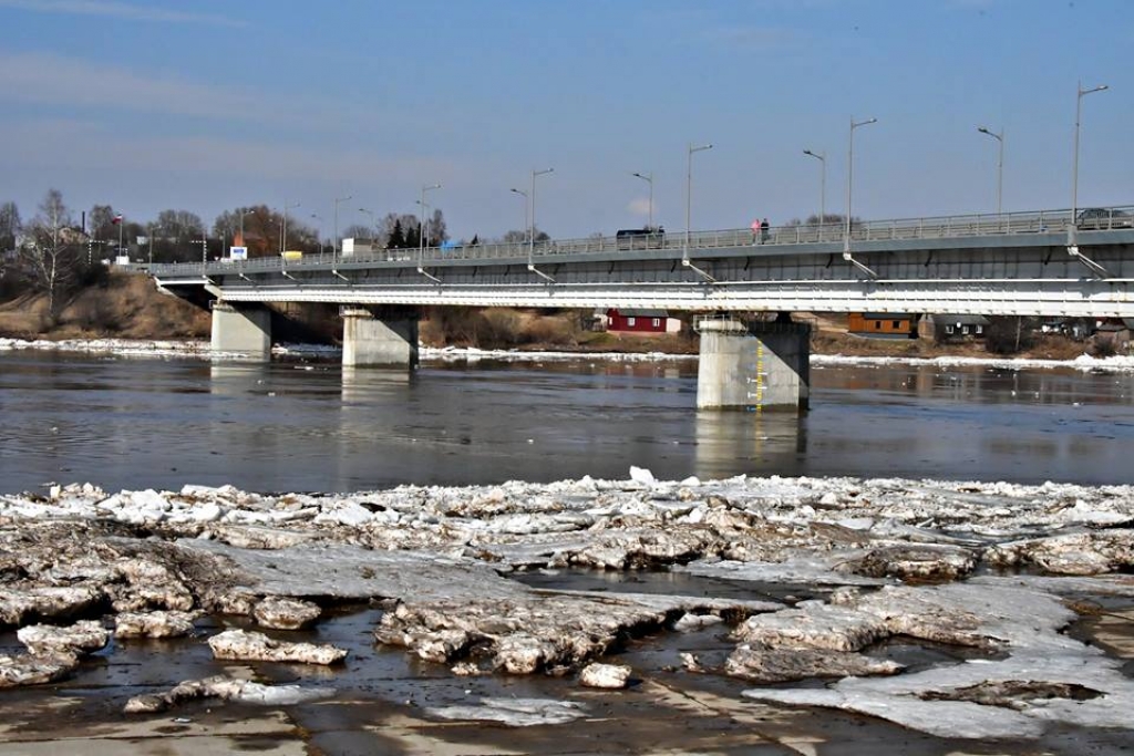 Pēc ledus iziešanas Daugavā pie Zeļķu tilta ūdens līmenis krities par diviem metriem