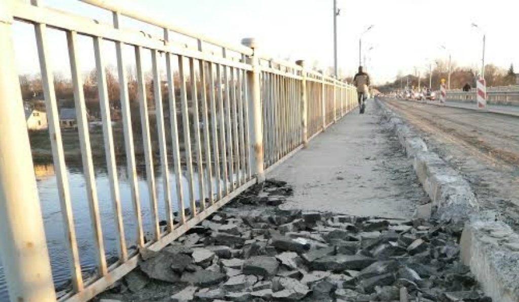 Plāno pārdot Daugavas tilta vecās barjeras un margas