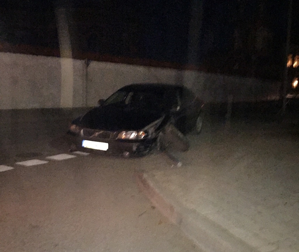 Aculiecinieka foto: Auto iebrauc aizsargbarjerā, šoferis pamet notikuma vietu