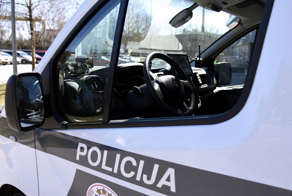 Policijas statistika: Dzer publiskā vietā, izraisa satiksmes negadījumu un uzlauž kārtējo dzīvokli Jēkabpilī