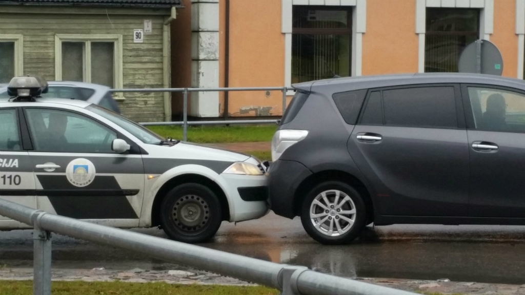 Jēkabpilī, Brīvības un Vienības ielas krustojumā avārijā iesaistīts policijas auto (FOTO)