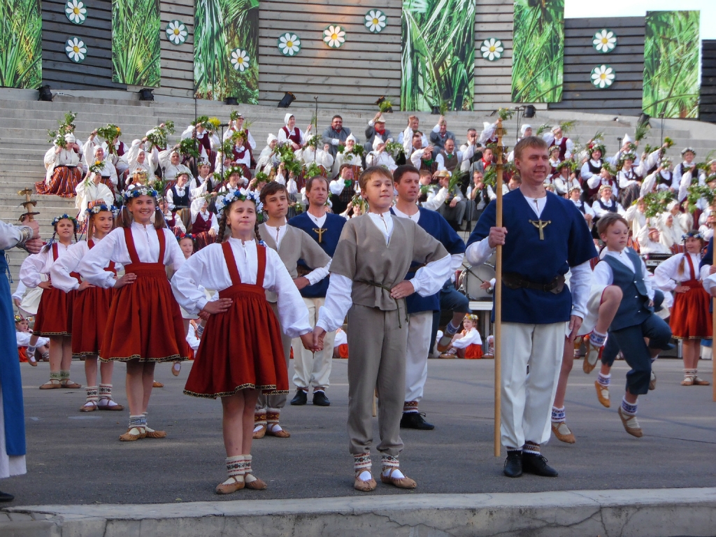 Fotomirkļi no sadziedāšanās un sasadancošanās Krustpils saliņā