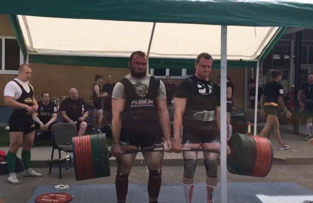 Ķekavā sportistu pāris pieveic 570 kg smagu svaru stieni