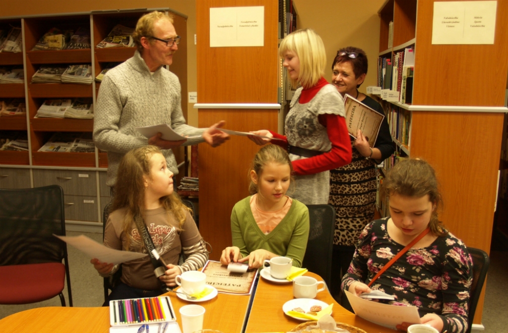 FOTOREPORTĀŽA: Jēkabpils Galvenajā bibliotēkā tikšanās ar dzejnieku Aivaru Kalnieti