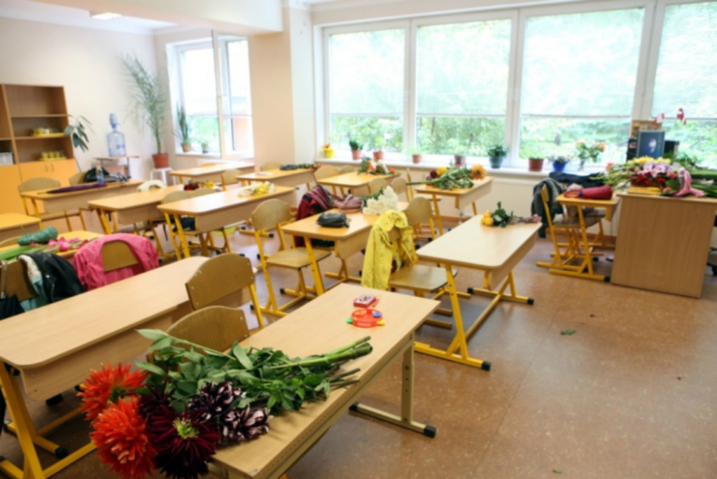 Apstiprina minimālo skolēnu skaitu vidusskolas 10.klases atvēršanai