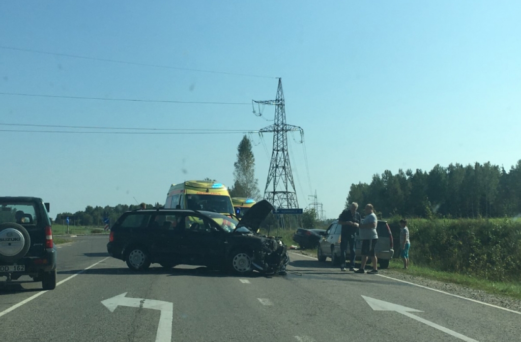 Pie Pļaviņu HES sadūrās divas automašīnas, ir cietušie (FOTO) (PAPILDINĀTS)