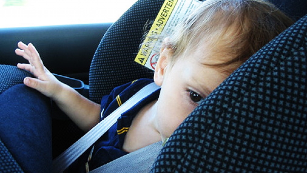 Aculieciniece ziņo par kārtējo ieslēgto mazuli automašīnā