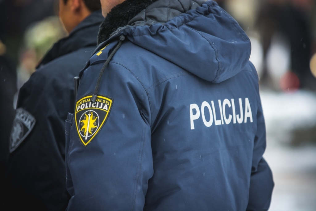 Jēkabpils policijas statistika: Uzbrauc gājējai, notriec stirnu, zog, dedzina kūlu un sēžas pie stūres dzērumā