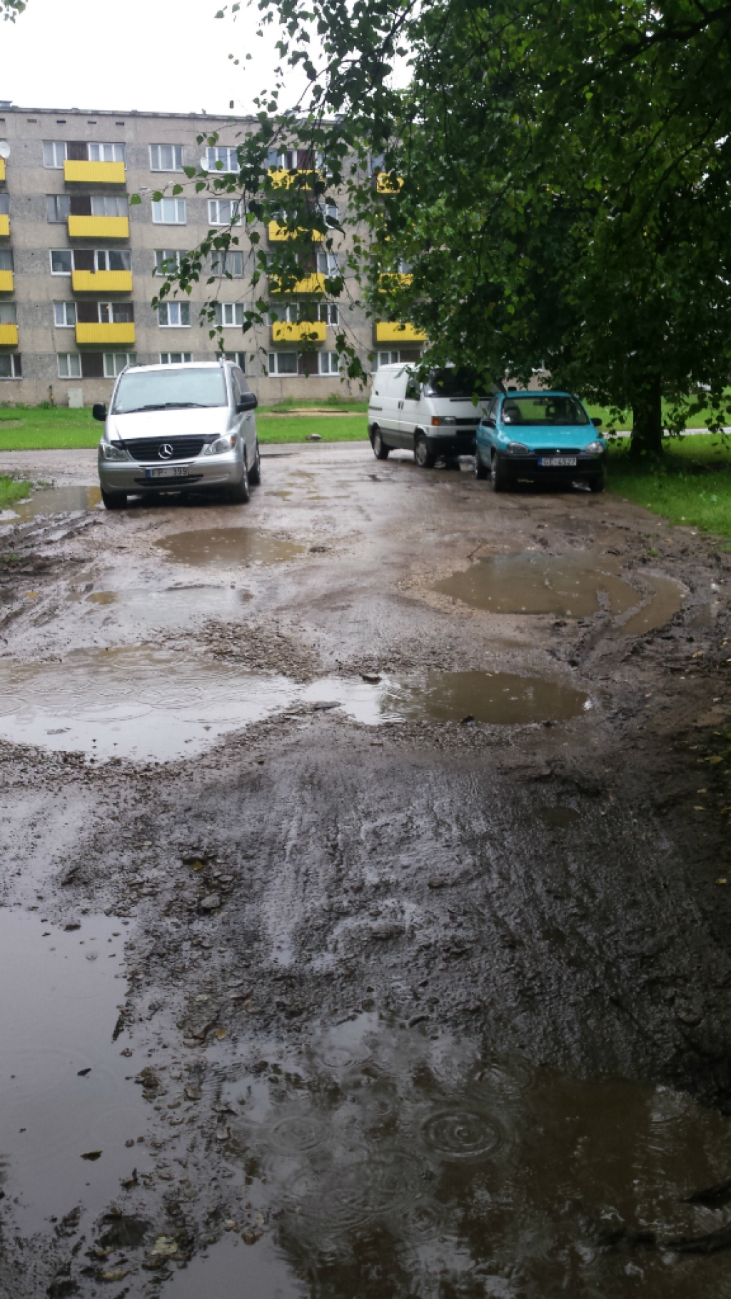 Iedzīvotāji: Šķērsiela starp ēkām Jēkabpilī Viesītes ielā 45 un 49 ir katostrofāla un neizbraucama (FOTO)