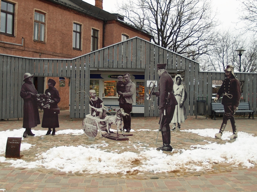 Bojāta skulptūra Vecpilsētas laukumā (FOTO)