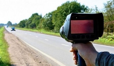Jaunietiem par ievērojamu ātruma pārsniegšanu autoceļā Jēkabpils-Nereta, policija piemēro 240 eiro sodu