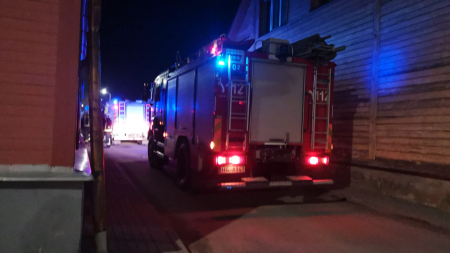 Jēkabpilī ugunsdzēsēji atbrīvo ezi, sakārto brauktuvi un dzēš ugunsgrēku dzīvojamā mājā