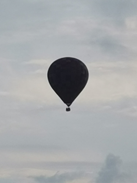 Jēkabpili zemā lidojumā apciemo gaisa balons (Video)
