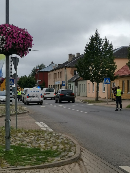 Jēkabpilī automašīnas "Subraru" vadītājs ietriecas policijas auto