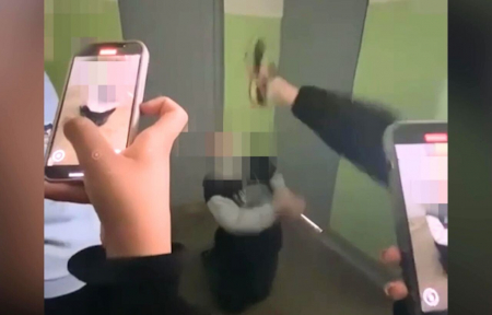Jēkabpilī, Ķieģeļu ielā pusaudze sper meitenei pa seju. Apkārtējie pāridarījumu filmē un dalās ar draugiem