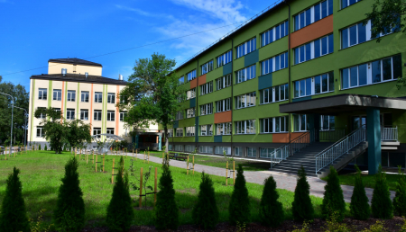 Jēkabpils 2.vidusskolas 4.stāvā nokritušas putuplasta plāksnes un ugunsdrošais apmetums. Aija Vetere skaidro situāciju