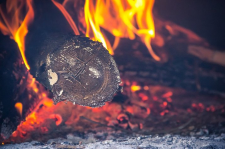 Jēkabpilī, aizdegoties pie plīts malkai, no ēkas evakuējas septiņi cilvēki