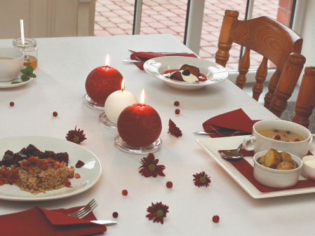 Vairums Latvijas iedzīvotāju valsts svētkus pavadīs ģimenes lokā