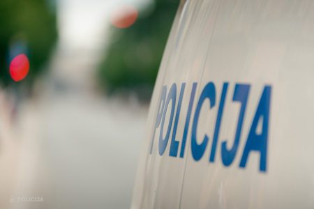 Aknīstē, pēc kravas auto avārijas, glābēji sakārto ceļa brauktuvi