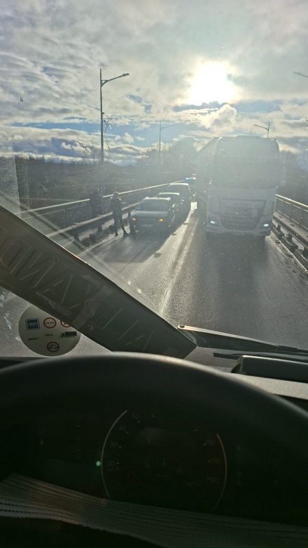 Aculiecinieks ziņo,ka Jēkabpilī uz tilta pār Daugavu notikusi avārija, veidojas transporta sastrēgums