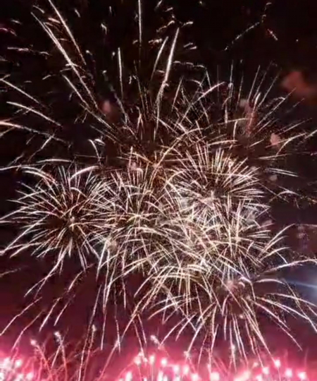 Jēkabpilieši un pilsētas viesi Jauno - 2026.gadu - sagaida ar uguņošanu Vecpilsētas laukumā (VIDEO)