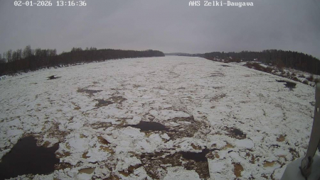 Nedēļas nogalē ceļi Latvijā apledos; Ūdenstilpēs turpinās veidoties ledus