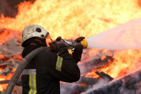 Ābeļu pagastā ugunsgrēkā cietis cilvēks, Līvānos – degusi kravas automašīna