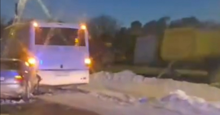 Jēkabpilī vieglais auto saskrienas ar satiksmes autobusu