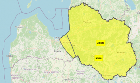 Latvijas austrumos izveidojusies bieza migla,uz autoceļiem veidojas atkala