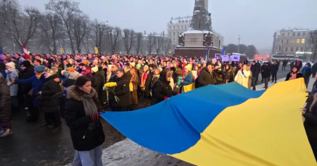 Vairāki simti cilvēku otrdienas rītā pulcējas pie Brīvības pieminekļa, kā arī vakarā devās gājienā Ukrainas atbalstam