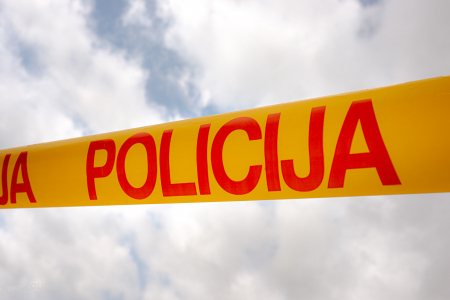 Valsts policija izmeklē vīrieša nāvi Jēkabpils novada Variešu pagastā, kurš atrasts ar šautu brūci