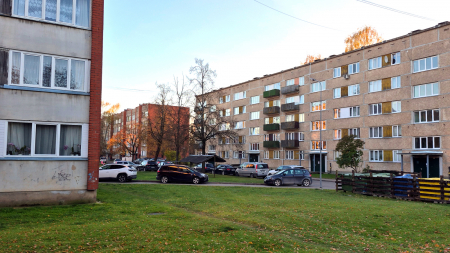 Pavasarīgi siltās dienās, SIA “JK Namu pārvalde” siltummezglus noregulē taupīšanas režīmā