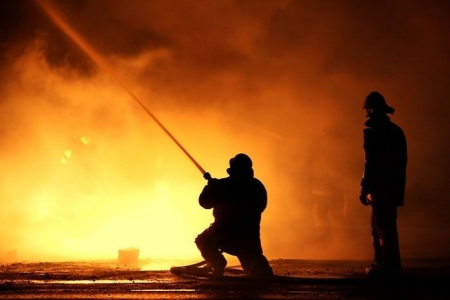 Līvānos dzēsts paaugstinātas bīstamības ugunsgrēks, 10 garāžu dzēšana turpinājās vēl no rīta