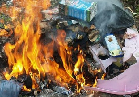 Jēkabpilī un Līvānos dzēš degošus sadzīves atkritumus