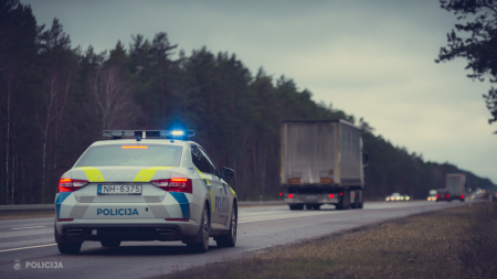Salas pagastā policija aptur autovadītāju, kurš atļauto 90 kilometru stundā traucās ar ātrumu 133 kilometri stundā