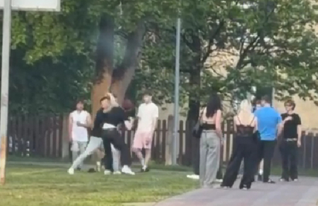Jēkabpilī, Draudzības alejā otrdienas vakarā uz ielas starp diviem vīriešiem izcēlās kautiņš, izsaukta pašvaldības policija (VIDEO)