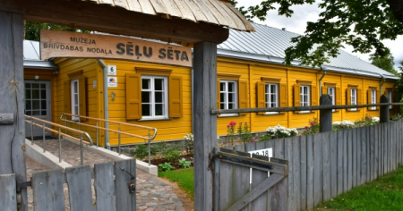 Brīvdabas nodaļā „Sēļu sēta” skatāma Tautas lietišķās mākslas studiju TLMS „Austra” un TLMS „Ataudze” kopizstāde „Vasaras brīvlaikā”