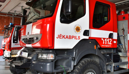 Jēkabpilī ugunsdzēseji saukti dzēst gruzdošu jumtu divstāvu ēkā
