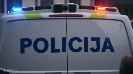 Jēkabpilī “BMW” vadītāja ietriecas apgaismes stabā un smilšu kastē